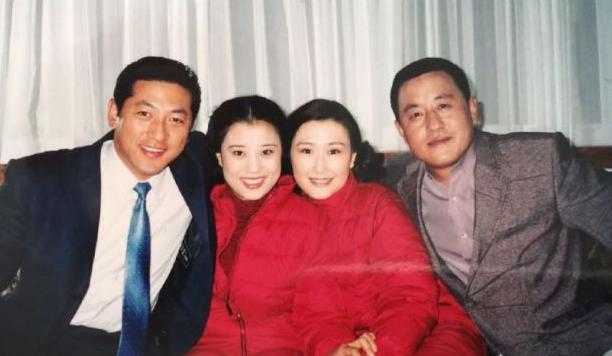 郭铁城|53岁郭铁城露面，面容精致不显老，97年上春晚，最火时离开赵本山