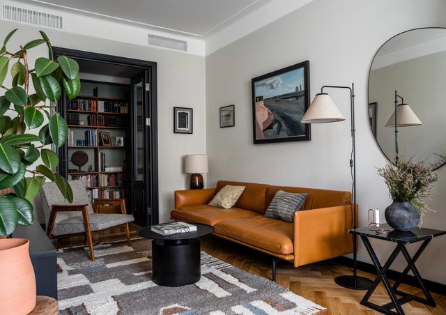 用舒适的深色调+复古风家具，实现老房逆袭，90平公寓的优雅世界