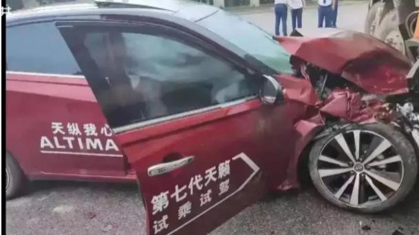 “砰！砰！”湖南岳阳，男子易某到某4S店试车，不料在路上发生车祸