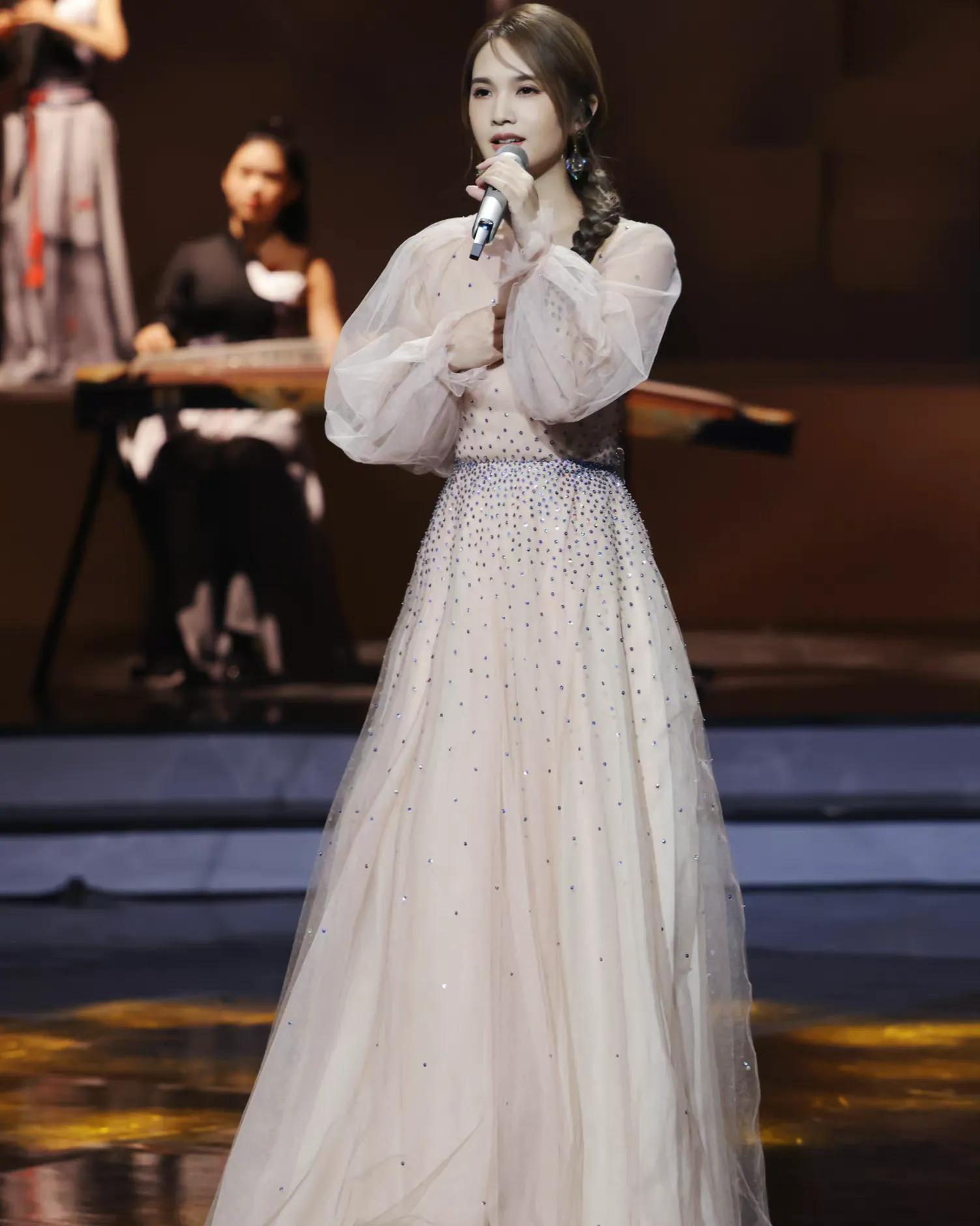 古力娜扎|视听盛典女星造型出炉:赵丽颖绝美,娜扎有气质,毛晓彤最可爱