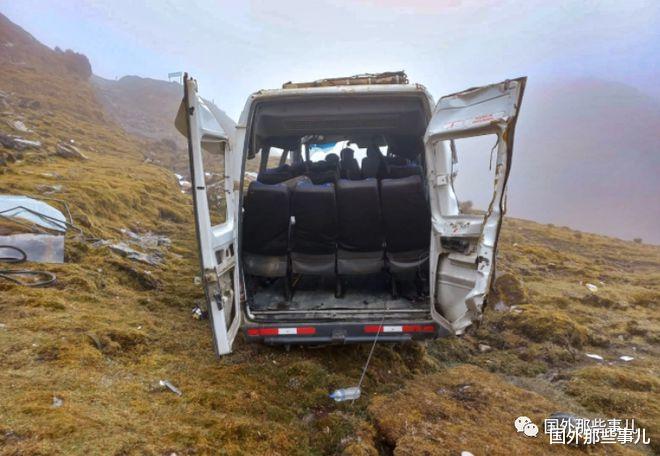 电影|旅游小巴坠入100米深山谷，已经造成20人死伤