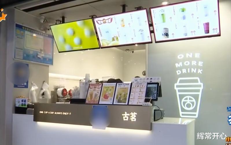 孩子进奶茶店借纸巾被赶出,母亲与店员起冲突,店员:早看你不顺眼了!