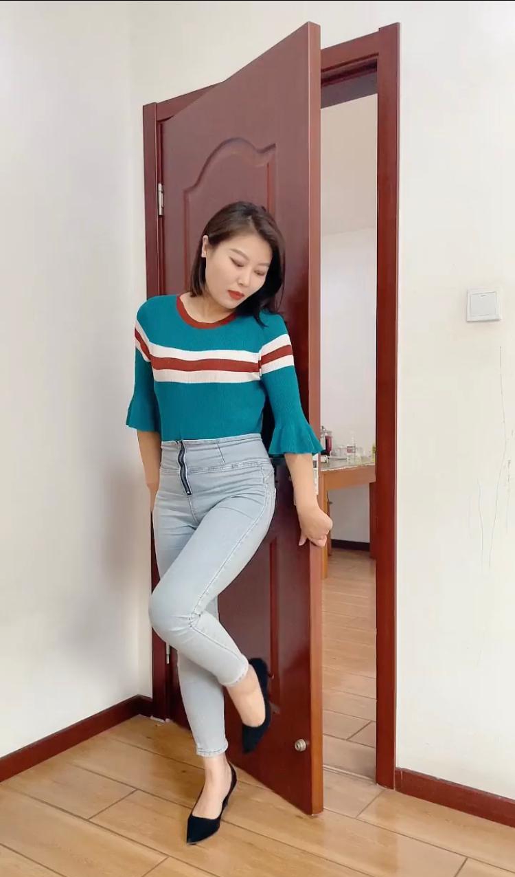 麻花 一件短袖针织衫搭配一条紧身牛仔裤，更适合大脸盘的女人！