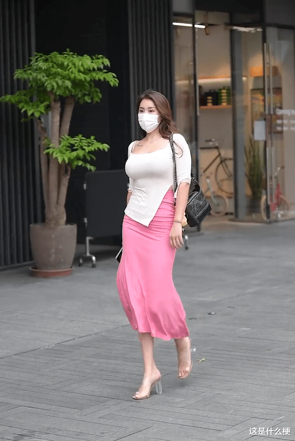 简简单单的休闲造型，绽放街头时尚魅力