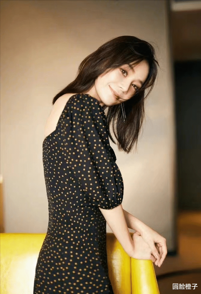 袁姗姗|袁姗姗越看越漂亮，黑色波点短裙俏皮活泼，飘逸短发灵气十足