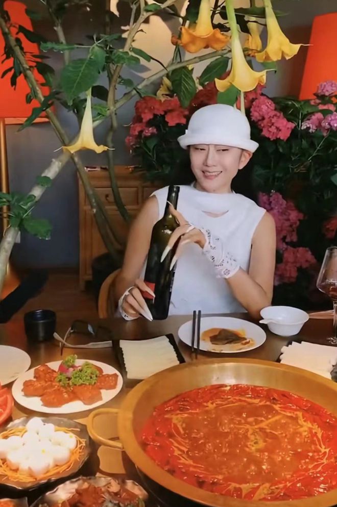 杨丽萍|杨丽萍:30年不吃米饭,40年不生育,助理帮洗澡,如今63岁开荤?