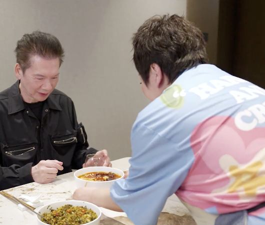 向太|向太为向华强做牛肉面,自称是小女人服从性很高,用超大锅炖汤好接地气