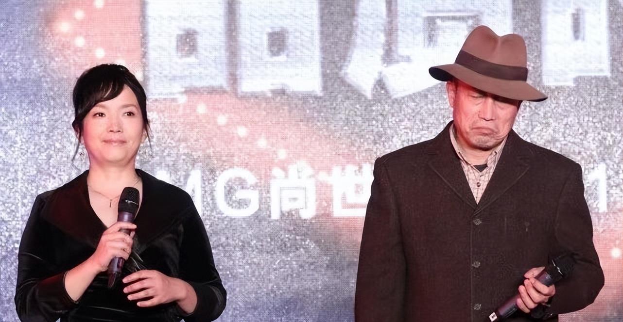 刘海 吕丽萍太不适合刘海，硬凹贵妇风却被表情出卖，深情看老公变痴妇