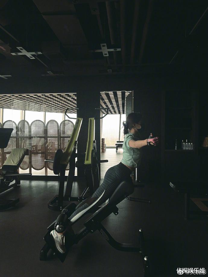 鲍蕾|关晓彤晒健身照秀马甲线,力证自己未怀孕,暗指与鹿晗旅行吃胖了