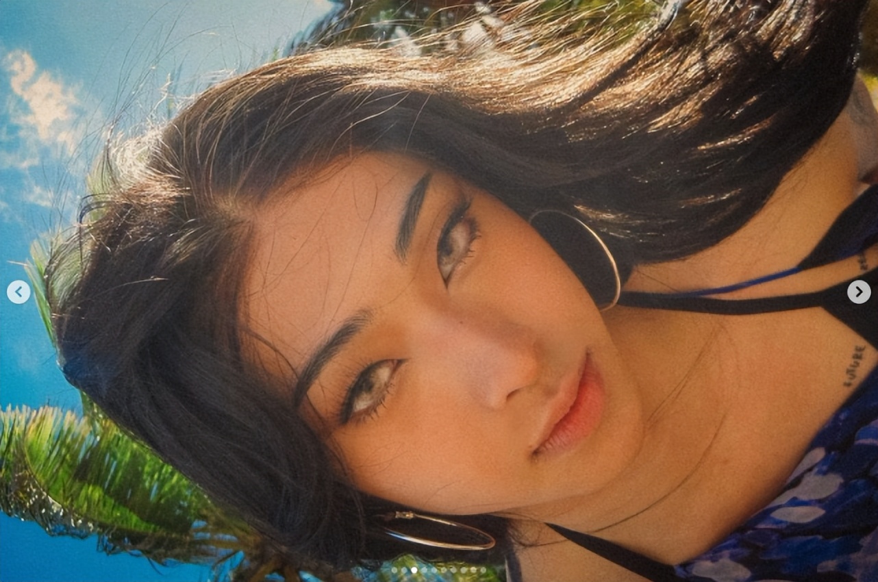 伊能静|?伊能静20岁儿子热衷女装，晒露肩装配波浪卷造型，比女生还妩媚