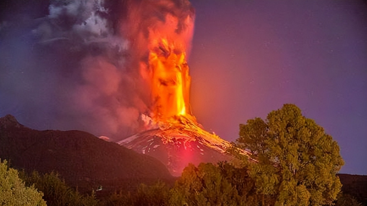 全球多座火山近期扎堆喷发，地球内部正发生什么？原因或来自太阳