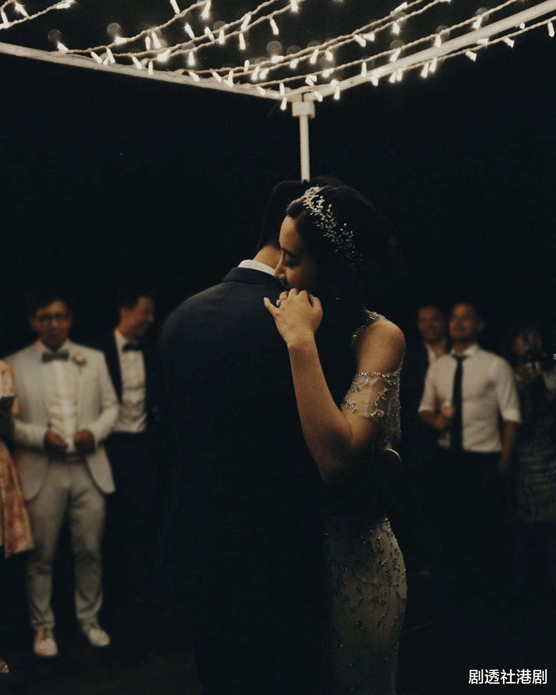 吴雨霏|祝福!香港知名女歌手晒甜蜜照贺结婚八周年,走过小产阴霾组五口之家