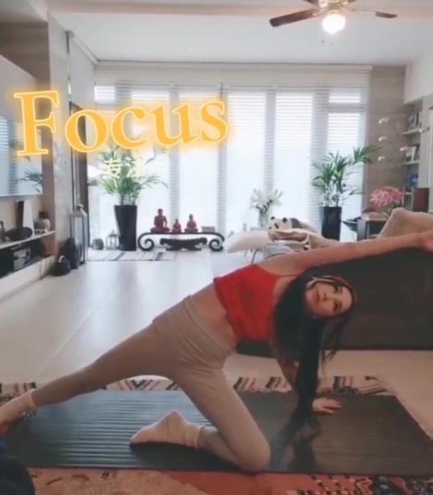 温碧霞|54岁温碧霞宅家健身，优美纤细的身材比豪宅抢镜，腿太细了