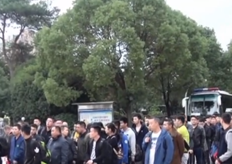 赌博网站有多可怕？两名男子先后报案，哭诉：百万家底都输光了