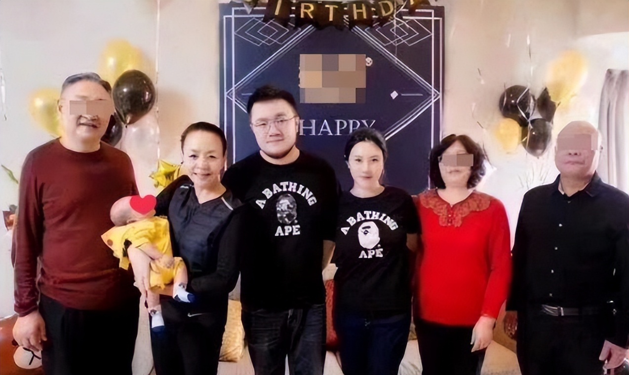 熊黛林|宋丹丹为小孙子办满月宴，亲抚宝宝脸颊太温柔，大孙子五官似巴图