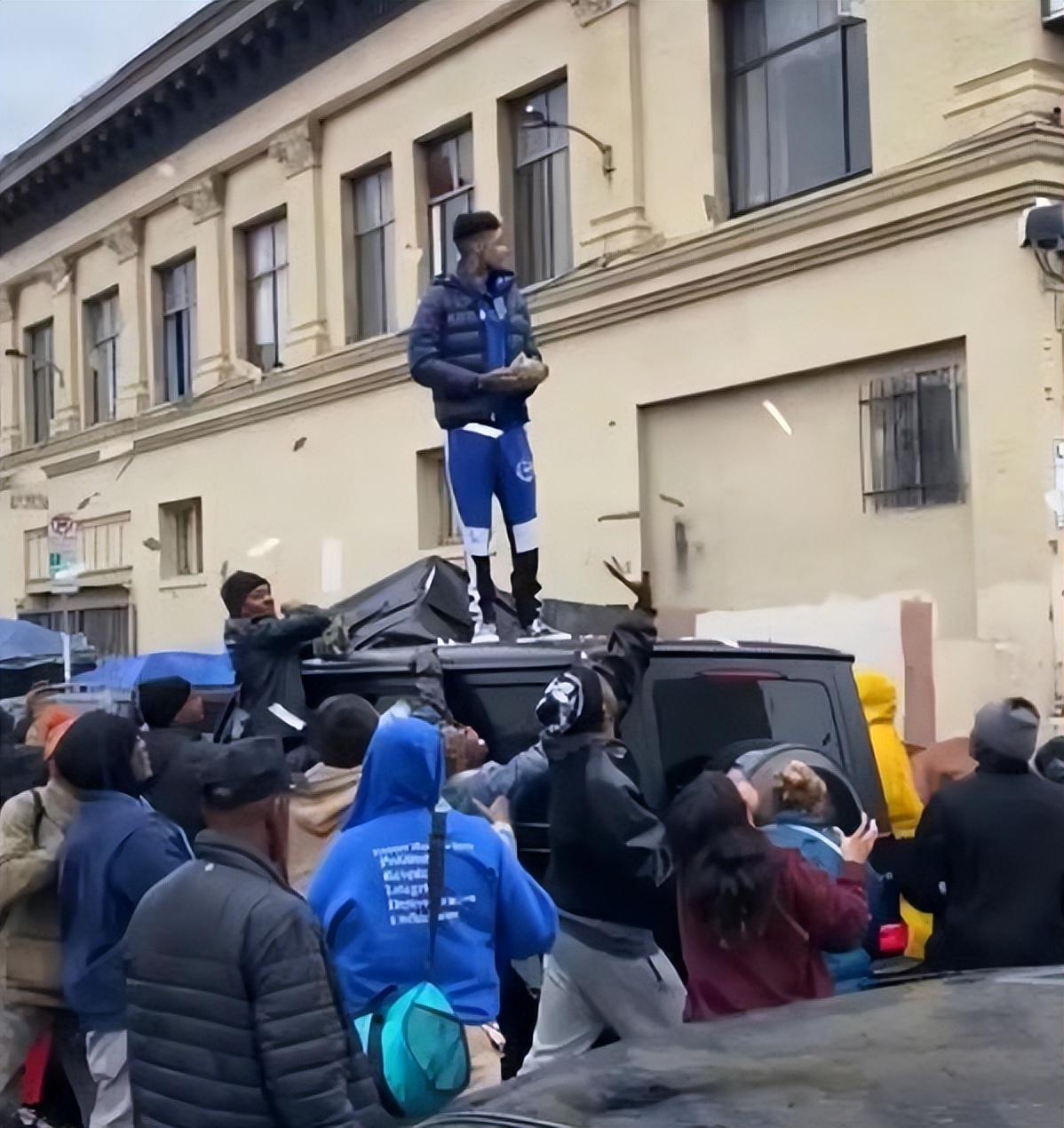 |歌手蓝脸和女友街头互殴！女方老爸被打倒在地，一群黑衣壮汉拉架