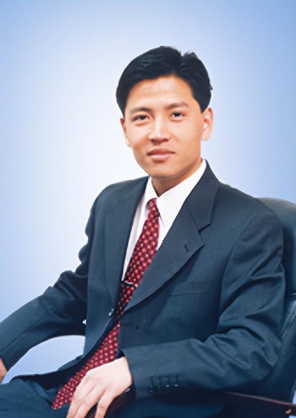 张志铭|中专学历去给首富当司机,因长相被首富妹妹看上,逆袭后身家65亿