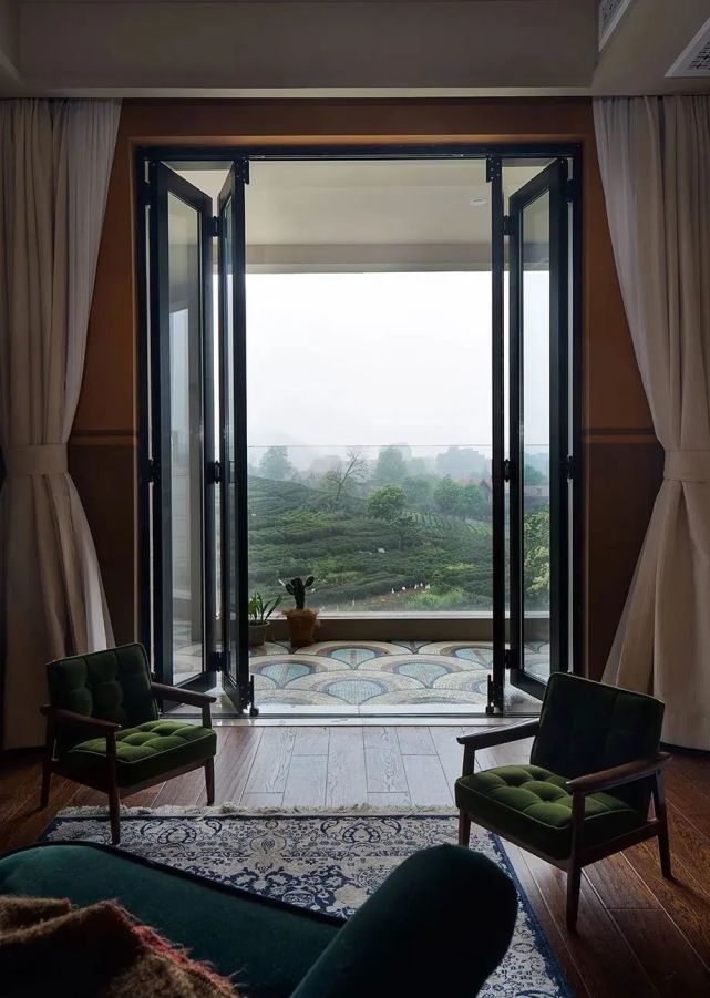 坚持摒弃客厅,不买沙发茶几!这对夫妻的家,成了装修界的教科书