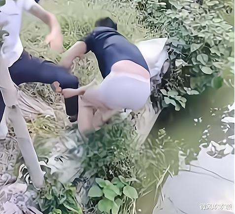 新郎遇恶俗婚闹,被脱裤子扔池塘,其父提棍子要求闹事者下跪道歉