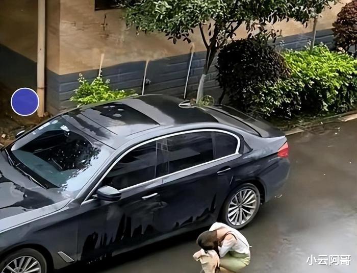 浙江女子找闺蜜，在楼下发现出差丈夫的汽车，对方沉默离开