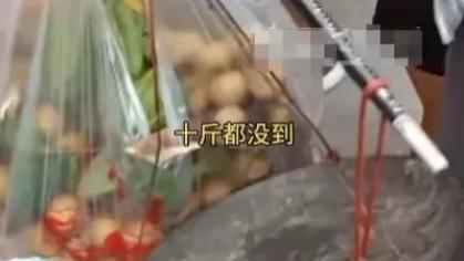 四川，泸州。男子买了12斤桂圆，发现重量不对后回去找摊主