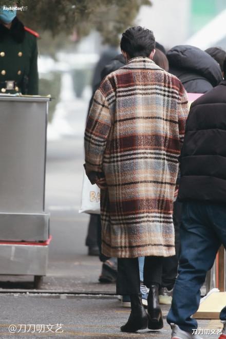 春晚|春晚彩排下班照:马丽穿万元大衣,贾玲又发福了,沈腾神秘未现身
