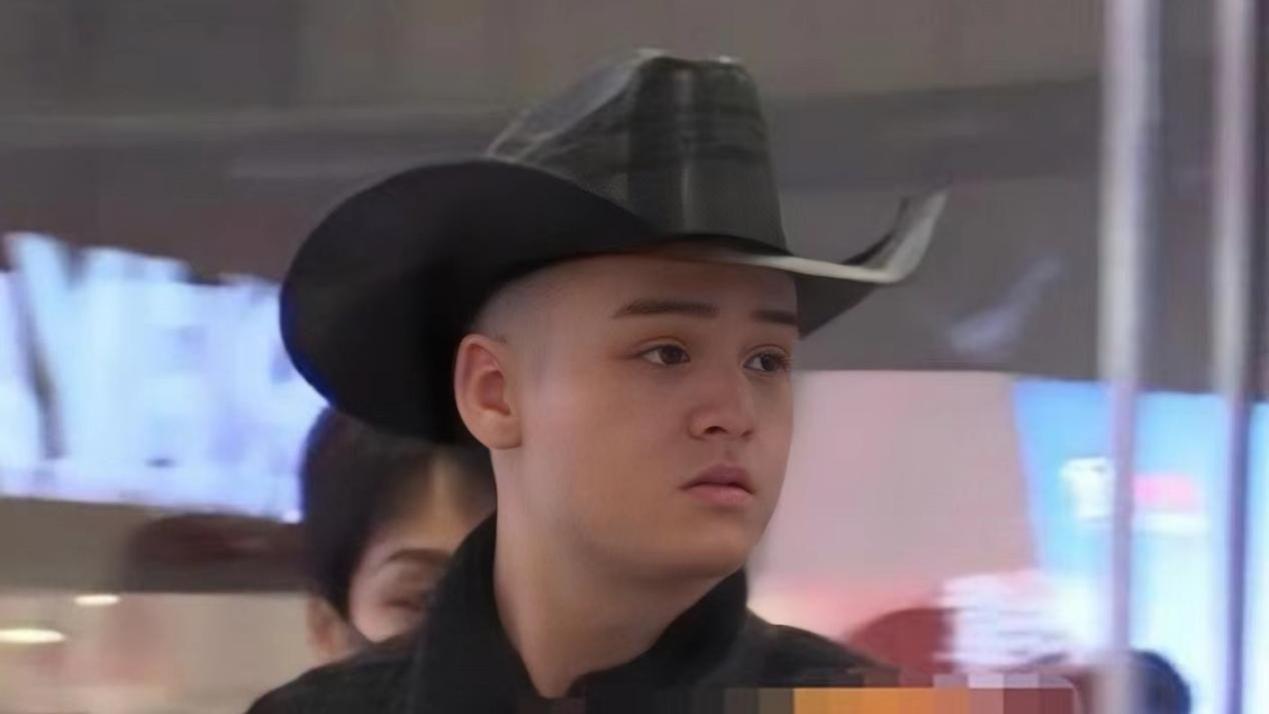 宁静|宁静深夜与友人聚餐，身形臃肿肚子大疑吃撑，站街边闲聊似路人