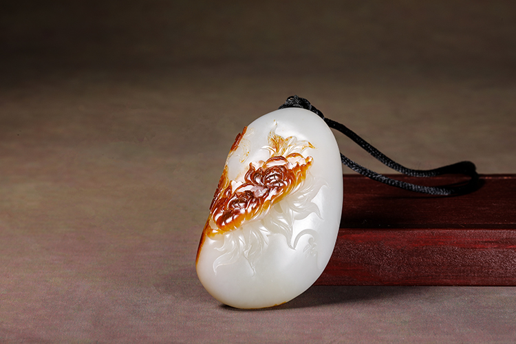 玉雕|「璞玉雅藏」聚红皮独籽 红皮白肉 于雪涛玉雕《花开富贵》和田玉籽料把件鉴赏