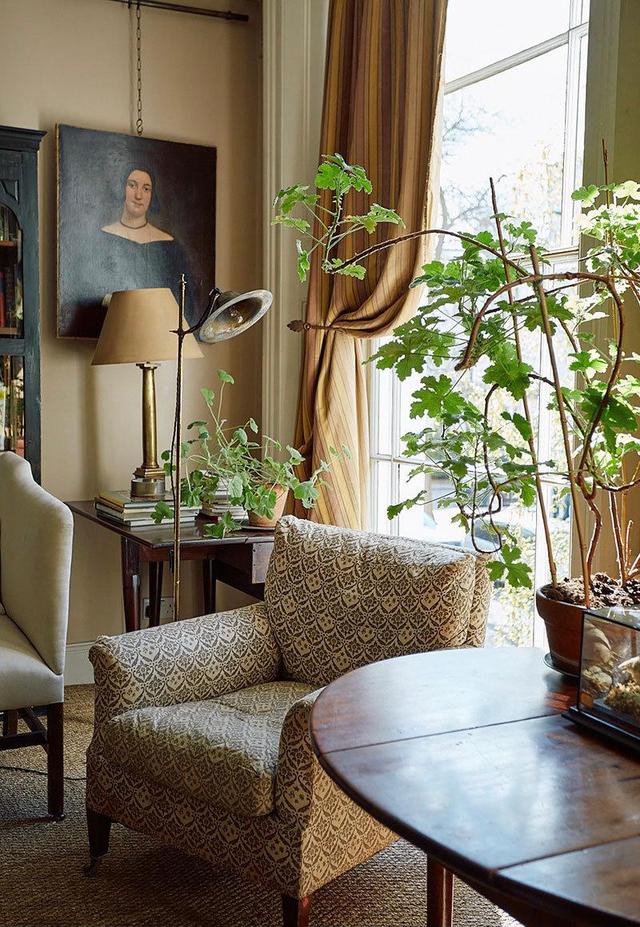 住房龄100多年的公寓,装修复古不显老,暖棕色调有气质,会着迷