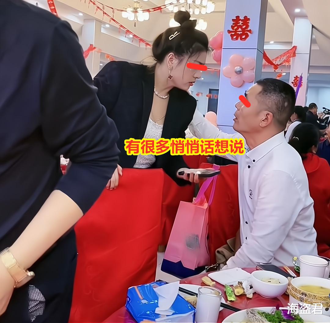 50岁男子携32岁妻子参加婚礼:眼神一直盯着老婆,搂在怀里才安心