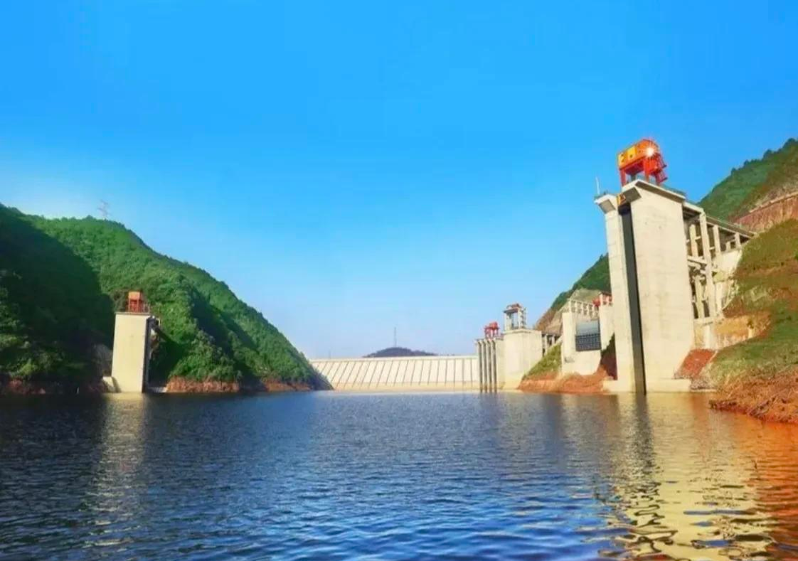 |那一年，我在岑天河水库钓鱼，钓到一个漂亮的江华妹子