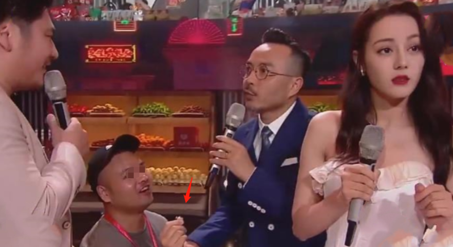 王鹤棣片场遭遇性骚扰,被群演熊抱示爱,白鹿吓坏