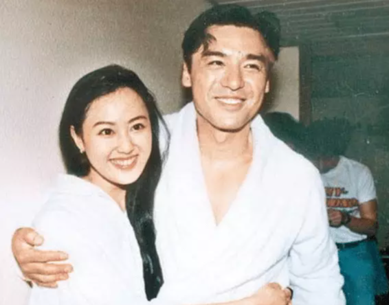 章小蕙|香港第一败家女，曾败光两位亿万富豪，今57岁风韵犹存