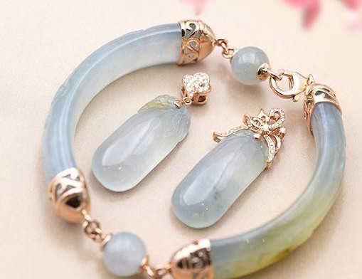 翡翠手镯|一位女士的翡翠手镯摔碎了，不要着急，或许还有抢救的办法