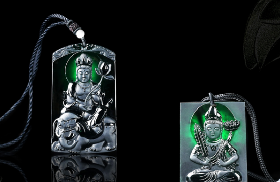 鸿运貔貅|看起来黑乎乎的玉石，内部却含有绿色，你知道这是哪种翡翠吗？