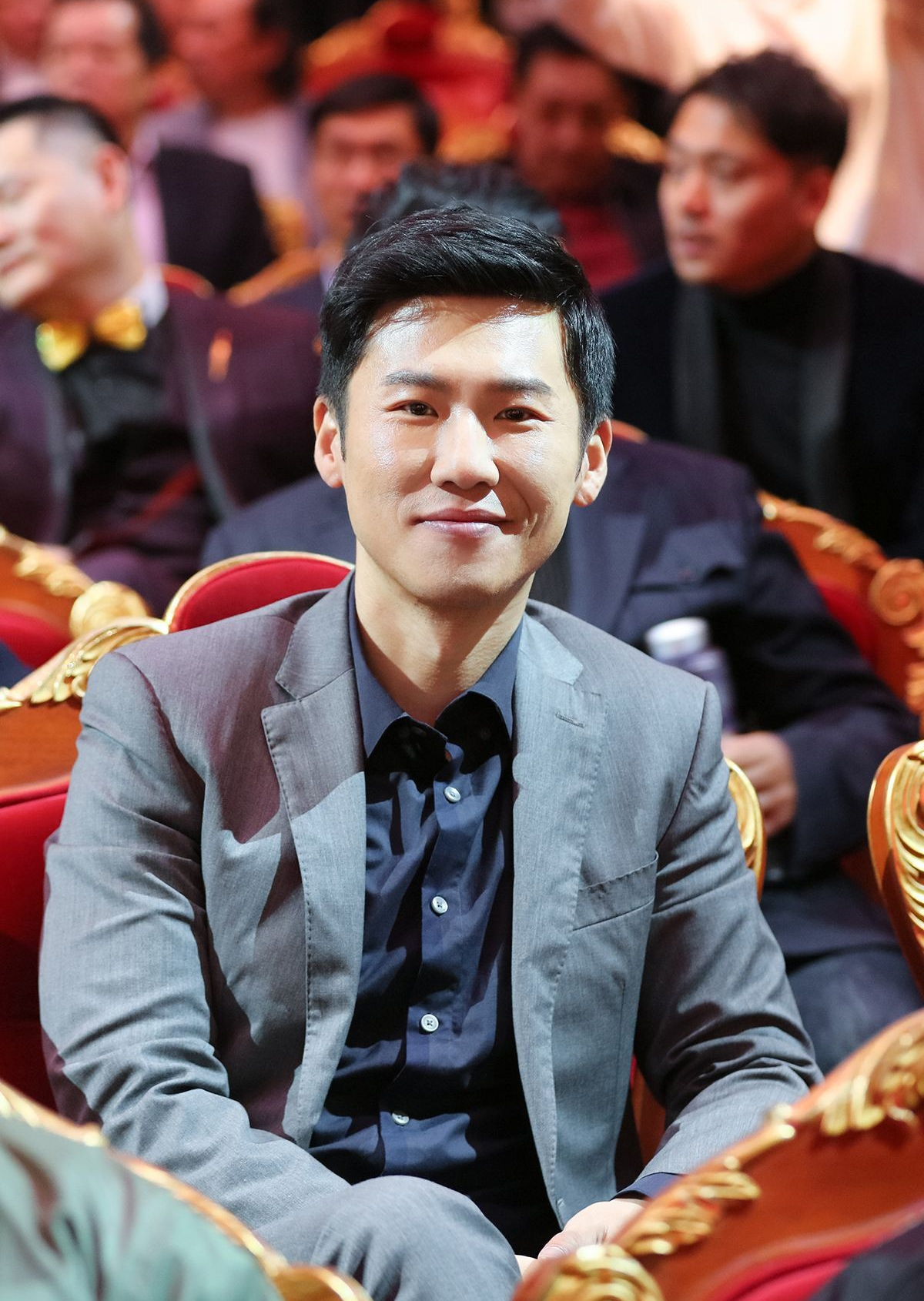 王骁|王馥荔罕见和儿子王骁同框出镜,王骁俊朗帅气,不拼颜值拼演技