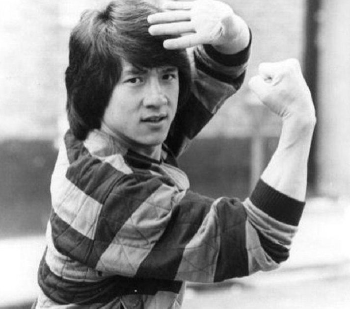 成龙|主持人：为什么把成龙的广告代言撤了，董明珠帅气回应，网友：真厉害