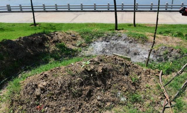 老胡|男子坐在坟头上钓鱼，棺材裸露也无惧