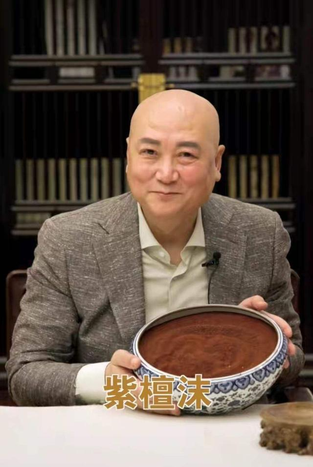 迟重瑞|娶比自己大11岁的富豪，因继子的一句话，迟重瑞保持光头造型30年