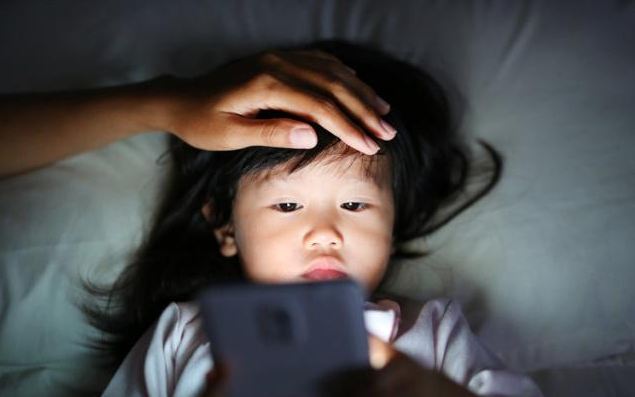 荨麻疹|总是睡前玩手机?不用多久,就会摊上这5个毛病!