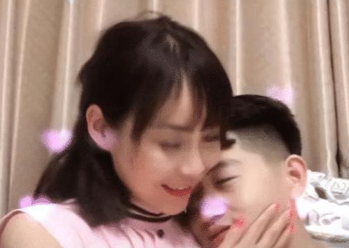 ?妈妈的朋友！回顾25岁小伙爱上妈妈的40岁闺蜜，网友：阿姨真白