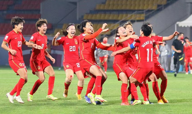 日本队|情绪崩溃！被中国女足大逆转淘汰，日本球迷怒斥：教练下课