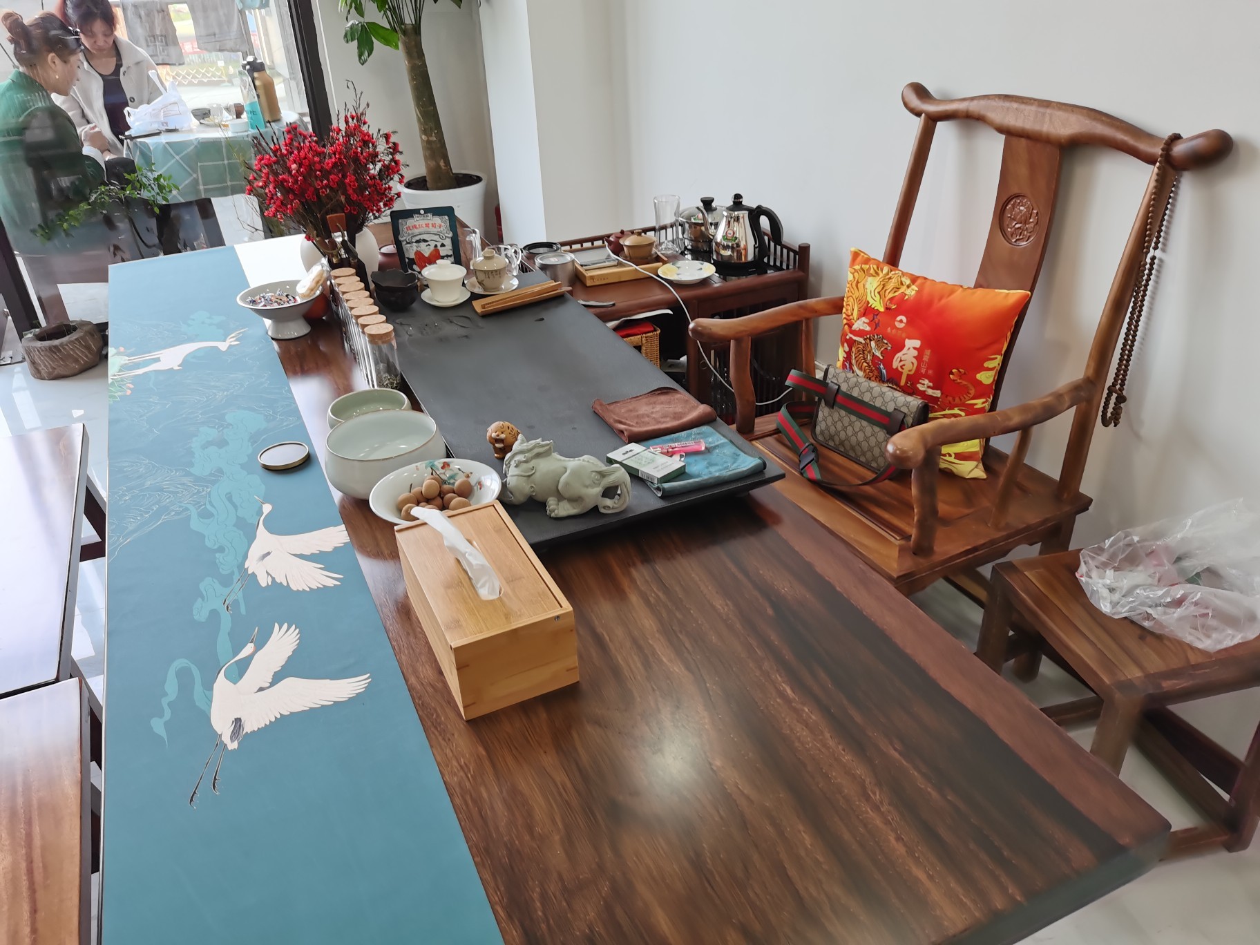 实木大板桌的尺寸该如何选择合适呢