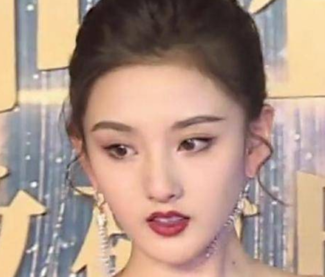 杨超越|娱乐圈各大漂亮女明星,私下素颜是这个模样,算开眼界吗