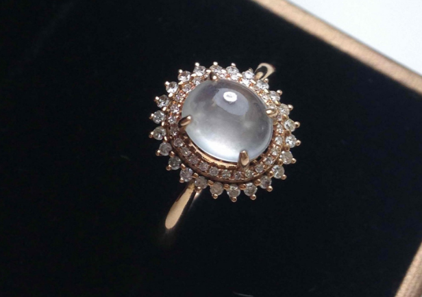 翡翠 原来佩戴翡翠饰品,还有这些讲究?首先指甲颜色不能过于花哨