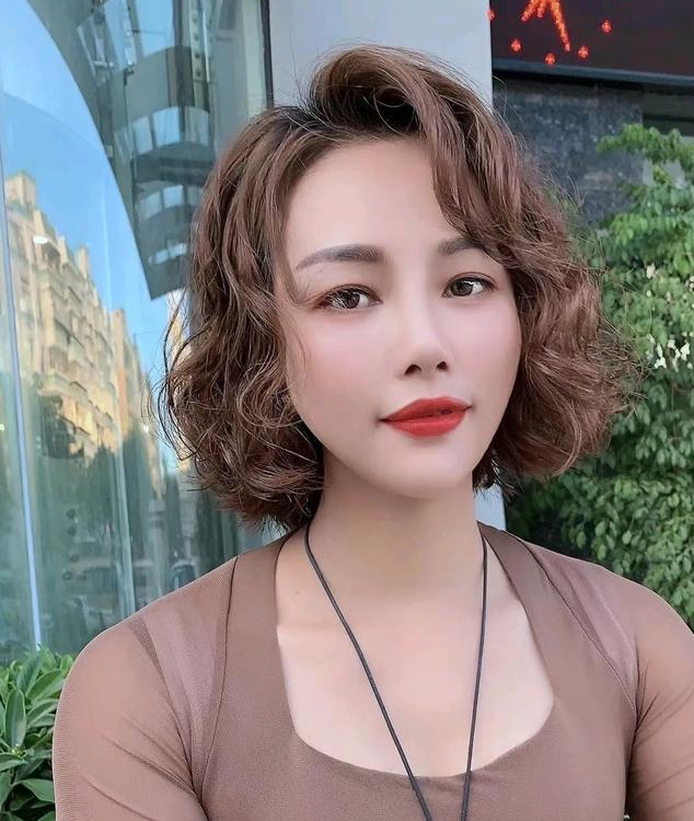 发型 40岁左右的女性，发型这样剪，时尚年轻不老气