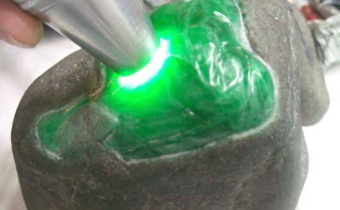 翡翠|店家这几句忽悠话，一定不要相信，否则买翡翠原石坑的是自己！