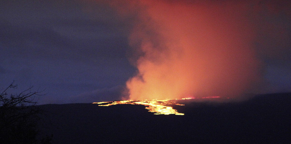 世界上最大的夏威夷活火山在38年后爆发, 顶部熔岩喷发!