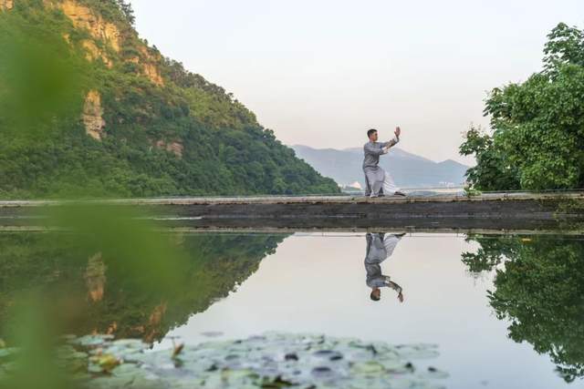 |在缙云山下的悬崖江畔，喝到景迈山古树氤氲