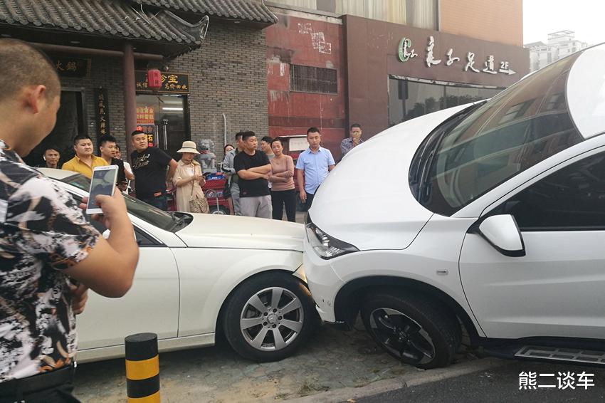 活见久!女子追尾前车反质问:“你踩刹车干什么?看把我车撞了”